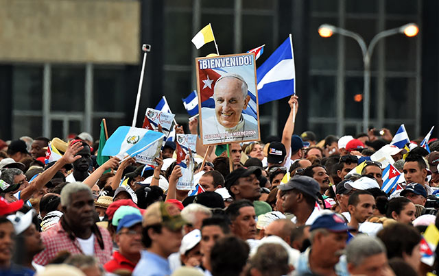 Cubanos copan la Plaza de la Revolución para misa papal (Fotos)