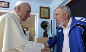 Papa se reúne con Fidel Castro tras advertir sobre ideología (FOTO)