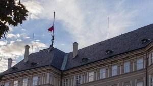 Hombre cambió la bandera checa por unos calzoncillos en el Castillo de Praga