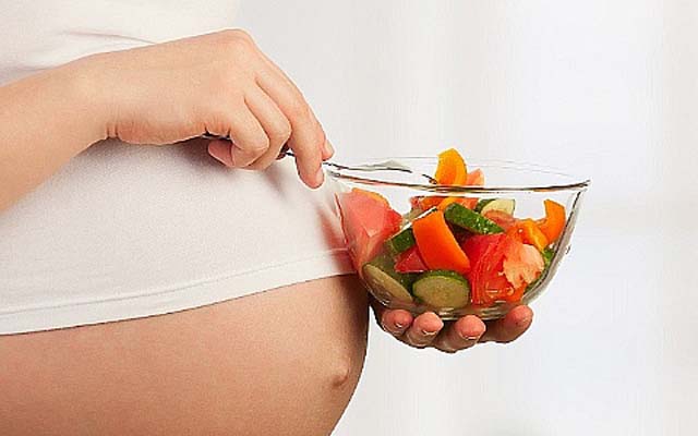 ¡Las engañaron! Mujeres embarazadas no necesitan “comer por dos”