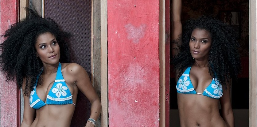 Pierine, la participante del “Desafío India” se desnudó junto a su gemela (FOTOS)