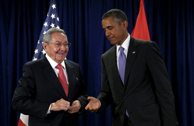 U.S. President Barack Obama extends his hand to Cuban President Raul Castro at the start of their meeting at the United Nations General Assembly in New York September 29, 2015.  REUTERS/Kevin Lamarque       TPX IMAGES OF THE DAY