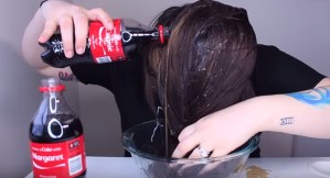 ¡Otra moda más! Mujeres lavan su cabello con Coca-Cola (Video)