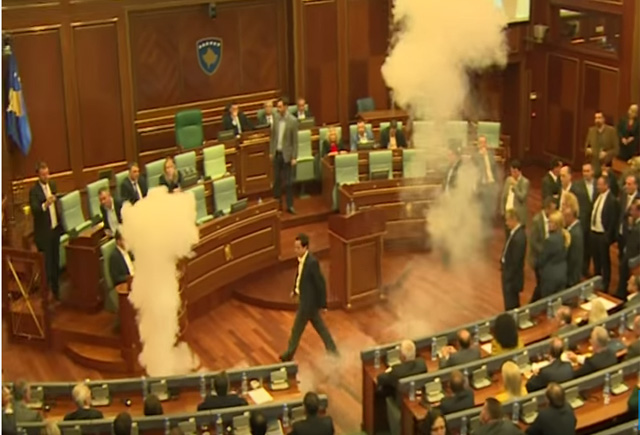 Un diputado protestó con bombas de humo dentro del Parlamento de Kosovo (Video)
