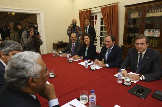 El presidente del Partido Social Demócrata (PSD), Pedro Passos Coelho (dcha) se reúne con el presidente del democristiano CDS-PP, Paulo Portas (2ºdcha), y el presidente del Partido Socialista (PS), Antonio costa (izda), para discutir las posibilidades de un eventual pacto de Gobierno en Lisboa (Portugal) hoy, 9 de octubre de 2015. EFE/Mario Cruz