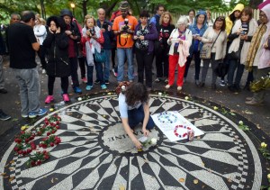 Fans de Lennon se concentraron en Central Park para recordarlo en su cumpleaños