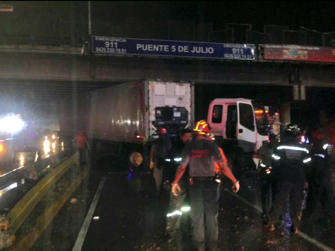 Presunto borracho colea gandola que brinca isla y colapsa tráfico en la Fajardo a la altura de Petare (FOTOS)