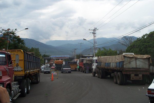 Parados más de 300 volteos que acarreaban carbón colombiano en Táchira