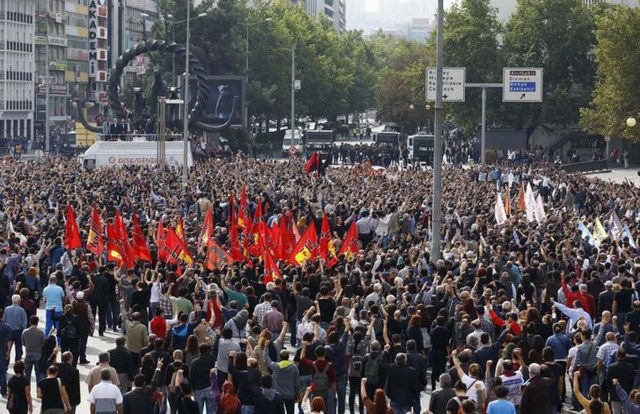 Una multitud se reúne en una plaza para recordar a las víctimas del atentado con bombas del sábado en Ankara, Turquía, el 11 de octubre de 2015. Turquía investiga a Estado Islámico por un doble atentado suicida con bombas en Ankara el sábado que acabó con la vida de hasta 128 personas, dijeron funcionarios el domingo, mientras que opositores al presidente Tayyip Erdogan lo culparon por el peor ataque de ese tipo en la historia del país. REUTERS/Umit Bektas -  