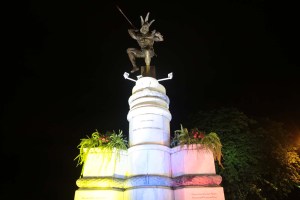 De madrugada, Maduro develó estatua del cacique Guaicaipuro (Fotos)