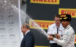 Hamilton: No rocié a Putin con champán, no quiero que me pase nada (Fotos)