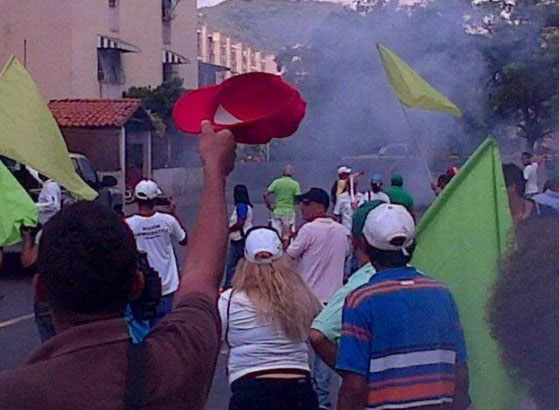 Mujeres del Tuy resteadas, repelieron lacrimógenas durante marcha por el cambio el #6D (FOTOS)