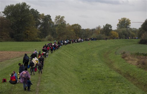 Miles de migrantes cruzaron de Serbia hacia Croacia tras apertura de la frontera