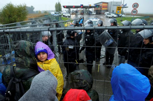 “¡Abran la puerta!”, gritan inmigrantes varados en la frontera de países balcánicos
