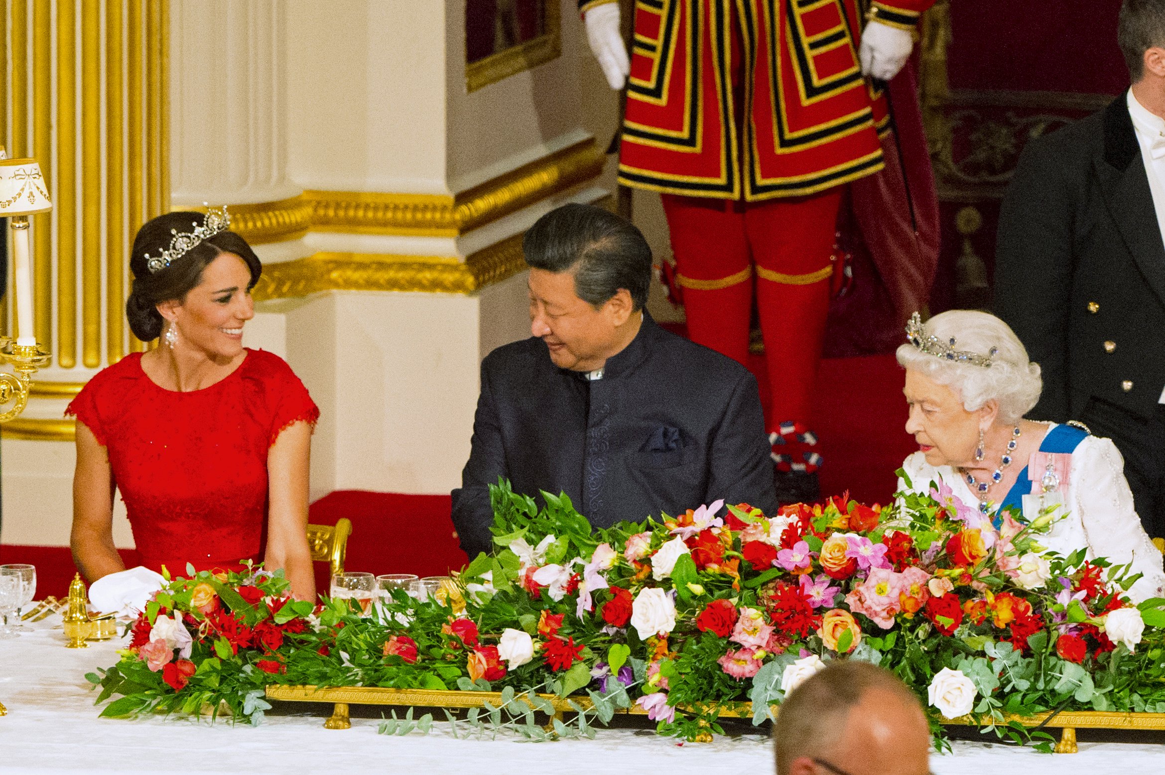 Xi Jinping abraza a la monarquía británica (Fotos)
