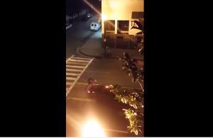 ¿LOCO? Mire con qué ataca este hombre los carros en EEUU (VIDEO)