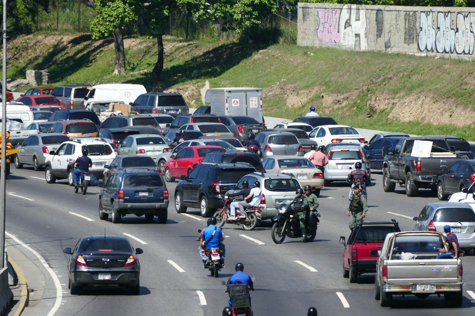Fuerte congestionamiento en la autopista Francisco Fajardo #22Oct (Fotos)