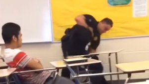 Un policía tiró al piso y esposó a una alumna de secundaria que no quería salir de clase (Video)