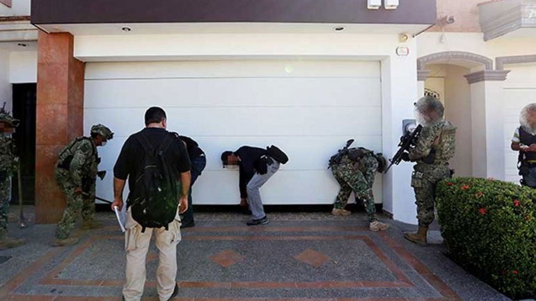 Incautan casas, aeronaves, armas y droga tras fuga de “El Chapo”