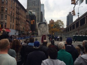 Padre de uno de los 43 mexicanos desaparecidos protesta en maratón de Nueva York