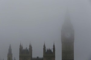 Una espesa niebla se apodera del Reino Unido y obliga a cancelar vuelos (fotos)