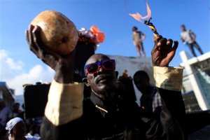 Haitianos visitan cementerios en el día vudú de los muertos