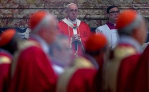 Escándalos y tensiones del Vaticano llegan a las librerías italianas