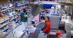 ¡La empleada del mes! Enfrentó al ladrón y evitó que escapara (VIDEO)