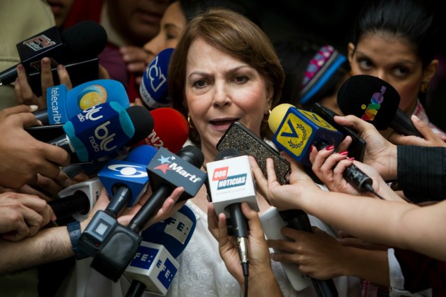 Mitzy Capriles (c), esposa del líder opositor en arresto domiciliario Antonio Ledezma, ofrece declaraciones a periodistas luego de sostener una reunión con los diputados del Parlamento Europeo (PE) Fernando Maura, Gabriel Mato y Ramón JáuregUi hoy, viernes 6 de noviembre del 2015, en Caracas (Venezuela). EFE/MIGUEL GUTIÉRREZ