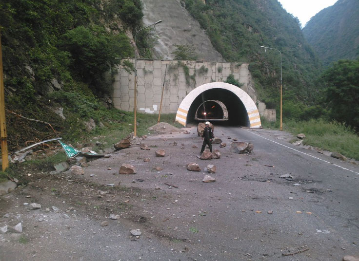Restablecido el paso en carretera Local 008 de Mérida tras remoción de escombros
