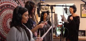 ¡Como gatas afónicas! Las Kardashian-Jenner le rinden homenaje a su mamá cantándole (VIDEO)
