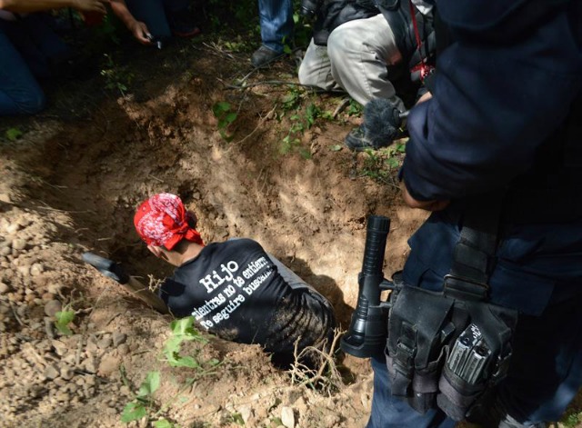 Encuentran 14 cuerpos en una fosa clandestina en el centro de México