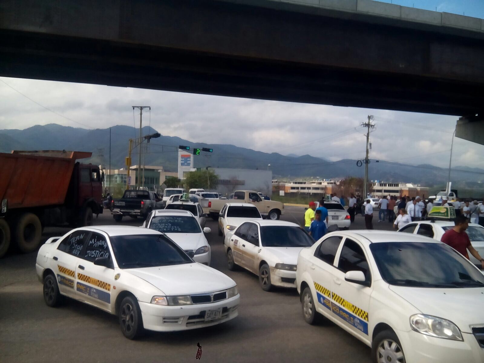 Taxistas aseguran que son los “cajeros automáticos” de la delincuencia