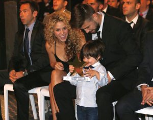 Milan Piqué y sus travesuras le roban la estrella a su papá (fotos)
