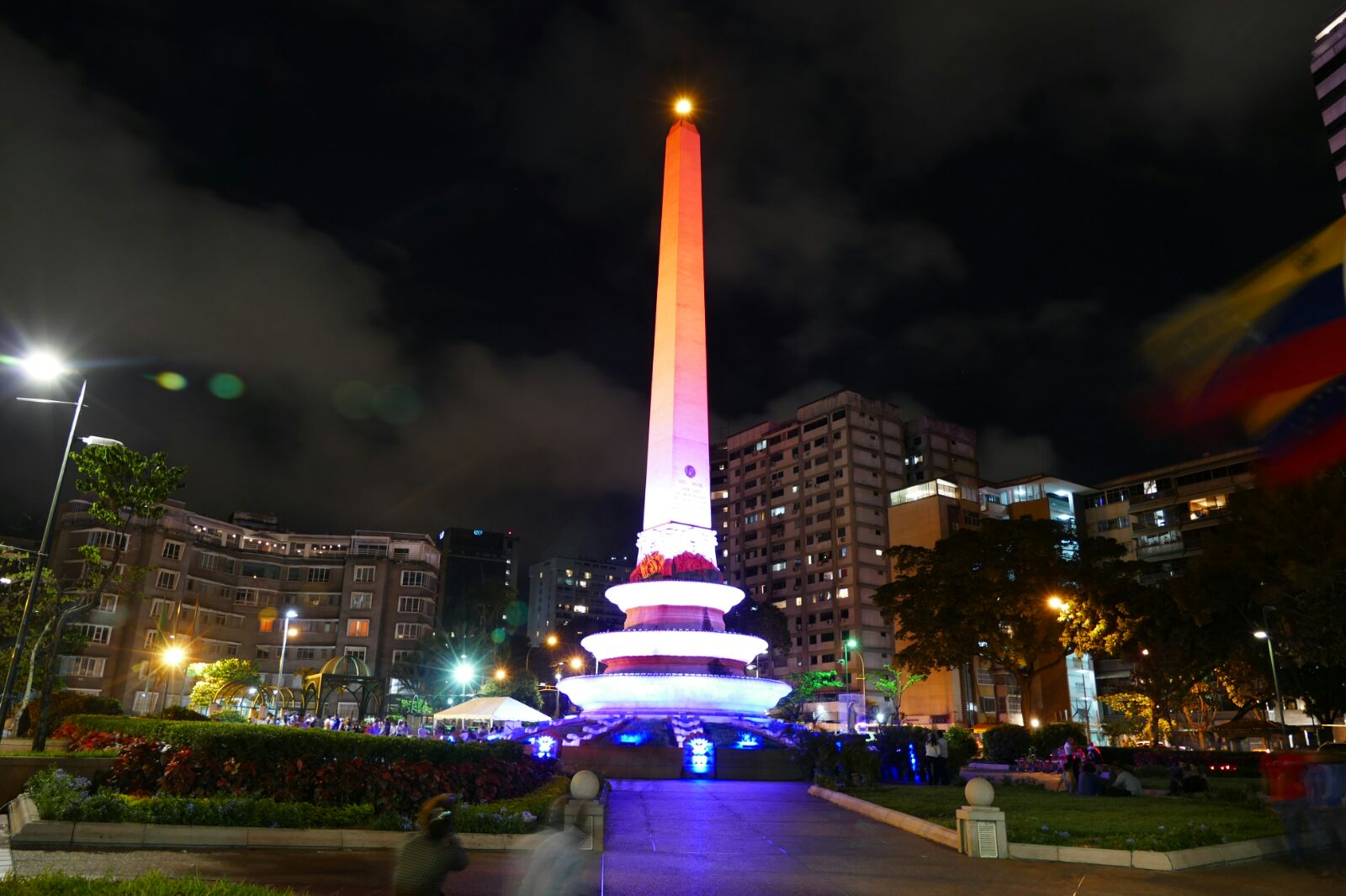 Obelisco de la plaza Francia se iluminó de naranja para exigir el fin de la violencia contra la mujer (Foto)