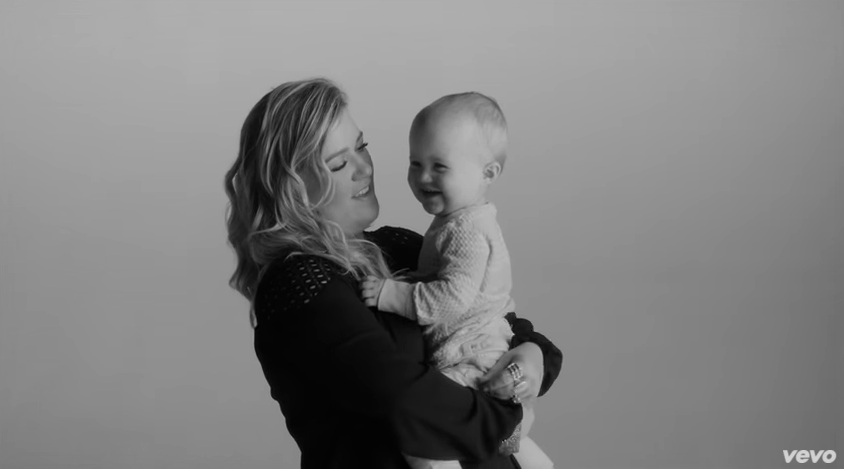 Hija de Kelly Clarkson protagoniza video musical “Piece by Piece”