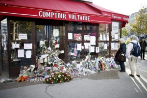 Un enfermero intentó reanimar al kamikaze en el restaurante de París