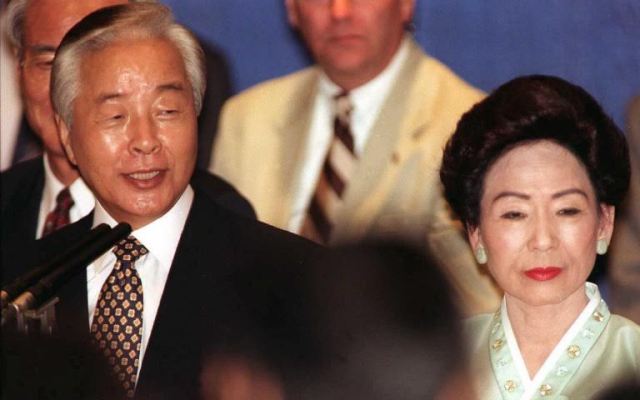 (FILES) A file picture taken on September 2, 1996 shows then South Korean President Kim Young Sam and First Lady Sohn Hyung-Soon greeting Korean-Americans during a reception at the Century Plaza Hotel in Los Angeles, California. Former South Korean President Kim Young-Sam, who became the country's first civilian ruler for more than 30 years, died evernight on November 22, 2015, hospital officials said. He was 87. The pro-democracy activist who served as president from 1993-1998, died shortly after midnight, several days after being hospitalised with a high-fever, Seoul National University Hospital President Oh Byung-Hee told reporters.  AFP PHOTO   Kim KULISH / AFP / KIM KULISH
