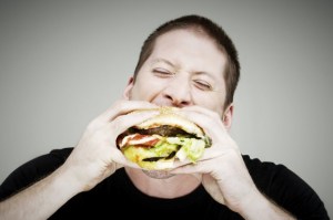 Estas son las consecuencias para tu cuerpo cuando ingieres comida chatarra