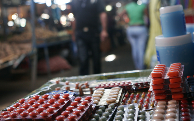 Al menos 300 vendedores informales comercializan medicamentos de manera ilegal en Las Pulgas y Las Playitas. (Foto: Archivo)