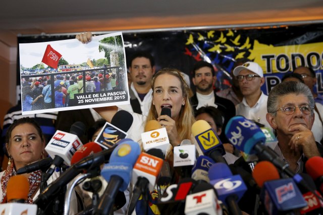 Lilian Tintori (C), wife of jailed opposition leader Leopoldo Lopez, holds a picture while she speaks during a news conference in Caracas November 26, 2015. South America's regional bloc UNASUR and Venezuela's opposition called on Thursday for a probe into the murder of an activist days before a legislative election that has sparked fears of renewed political violence. Luis Diaz, a leader of the opposition Democratic Action party in Guarico state in Venezuela's central plains, was shot during a public meeting on Wednesday night, his movement said. REUTERS/Carlos Garcia Rawlins