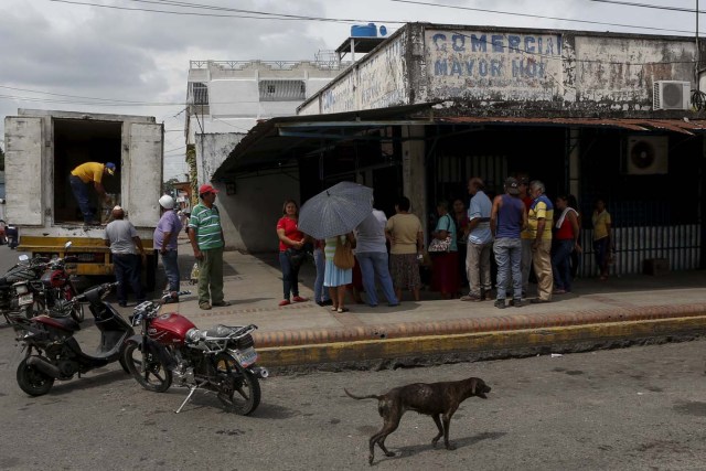 En Sabaneta las largas colas en la bodega para conseguir productos de primera necesidad  REUTERS/Marco Bello   