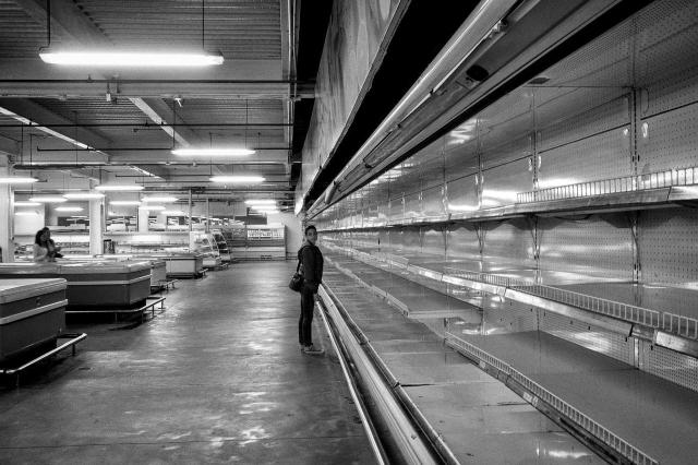 Una mujer haciendo la compra en el interior de uno de los principales supermercados de Caracas. El desabastecimiento del supermercado es total ÁLVARO YBARRA ZAVALA