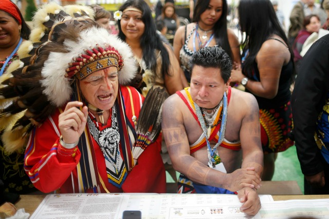 Hereditaria Jefe Phil Lane, Jr (L), miembro de la Dakota Yankton y Chickasaw Primeras Naciones, y Cándido Mezua, representante de la Coordinadora Nacional de indigeneous Pueblos en Panamá (COONAPIP) y la Alianza de los mesoamericanos Pueblos y Bosques, asistir a una conferencia de prensa durante la Conferencia Mundial sobre el Cambio Climático de 2015 (COP21) en Le Bourget, cerca de París, Francia, 2 de diciembre de 2015. REUTERS / Stephane Mahe