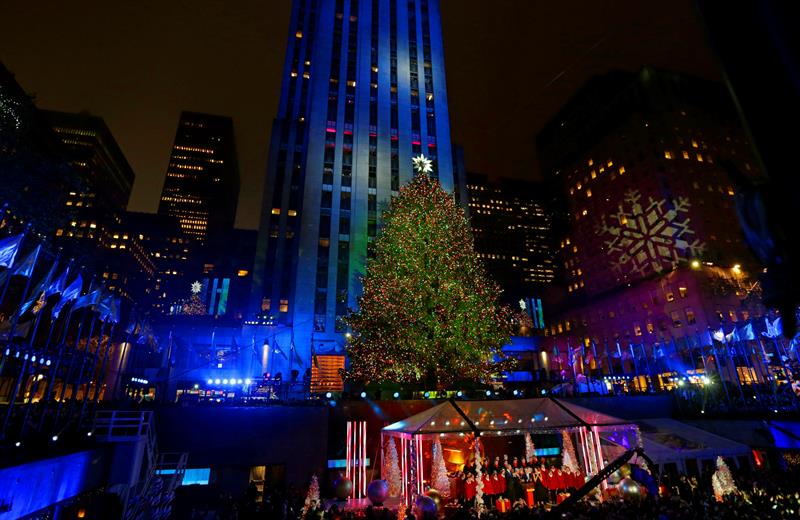 Nueva York entra en la Navidad con el encendido de su emblemático árbol (Fotos)