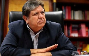 Justicia decide si prohíbe salir de Perú al expresidente Alan García