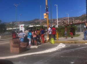 Habitantes de Montalbán protestan porque no llegó comida a Pdval