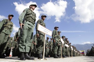 Denuncian que militares venezolanos llevarán a electores hasta las urnas