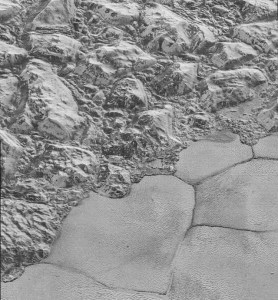 La NASA publicó una serie de imágenes muy cercanas de Plutón
