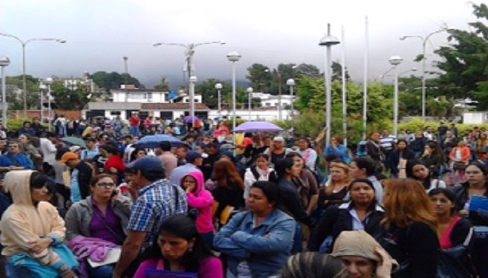 Bajo la lluvia, estudiantes de la UNA Táchira esperan por tablets